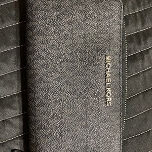 Michael Kors Medium Zip wallet